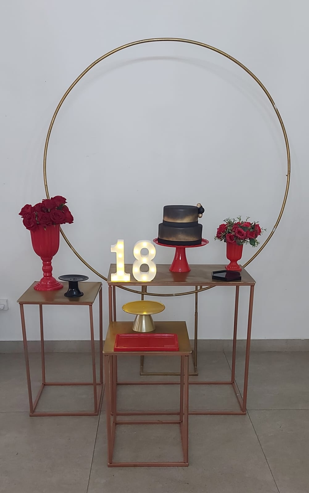 Aniversário Feminino Arco vazado Verm e Preto