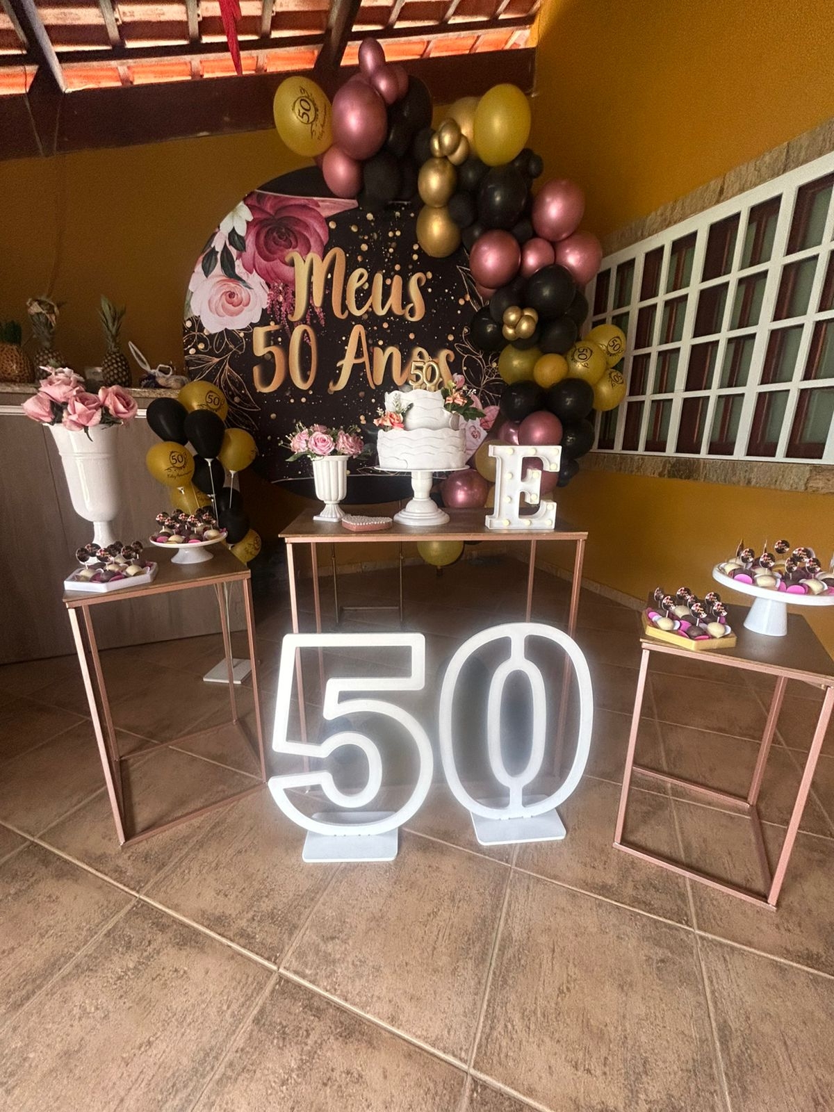 Floral com fundo preto 50 anos