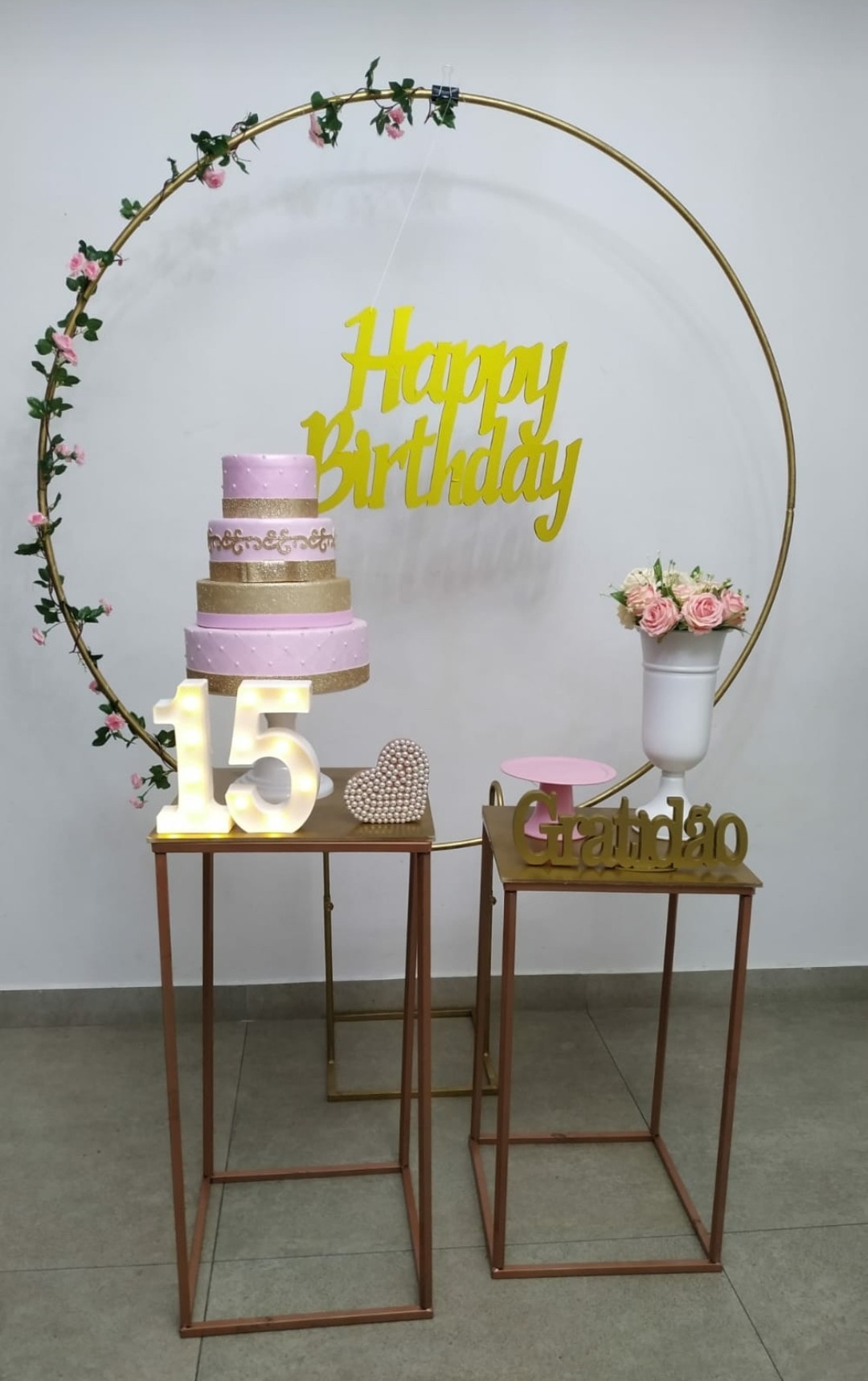 15 anos - Arco vazado com flores rosas Kit Ou