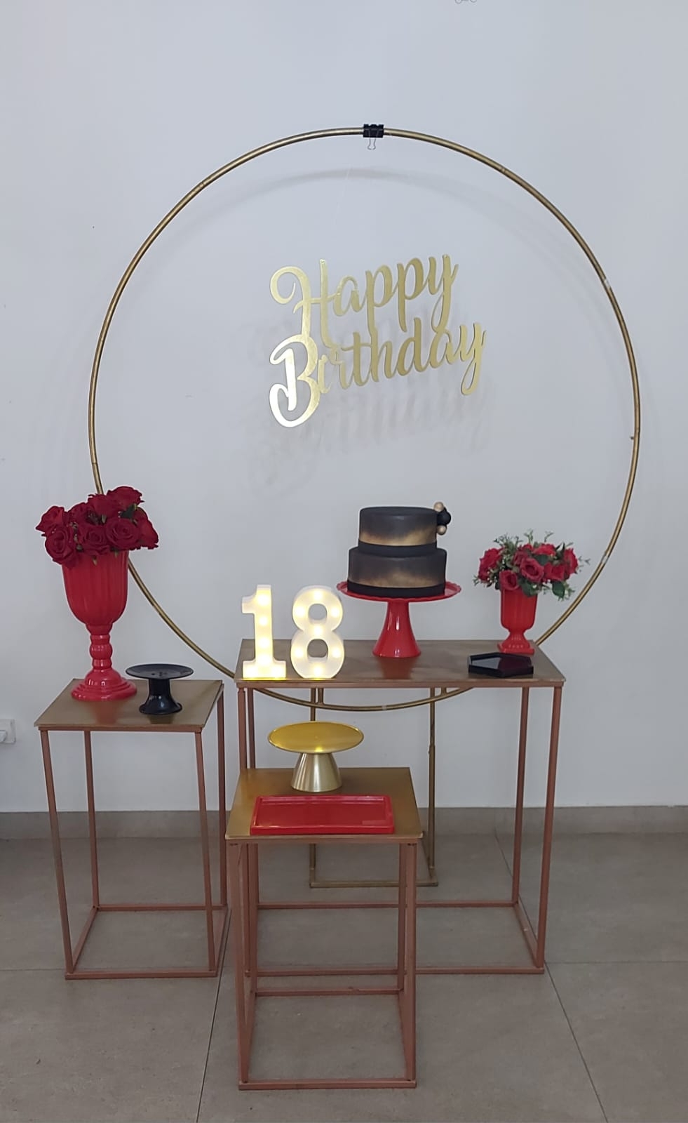 Aniversário Feminino Arco vazado Verm e Preto