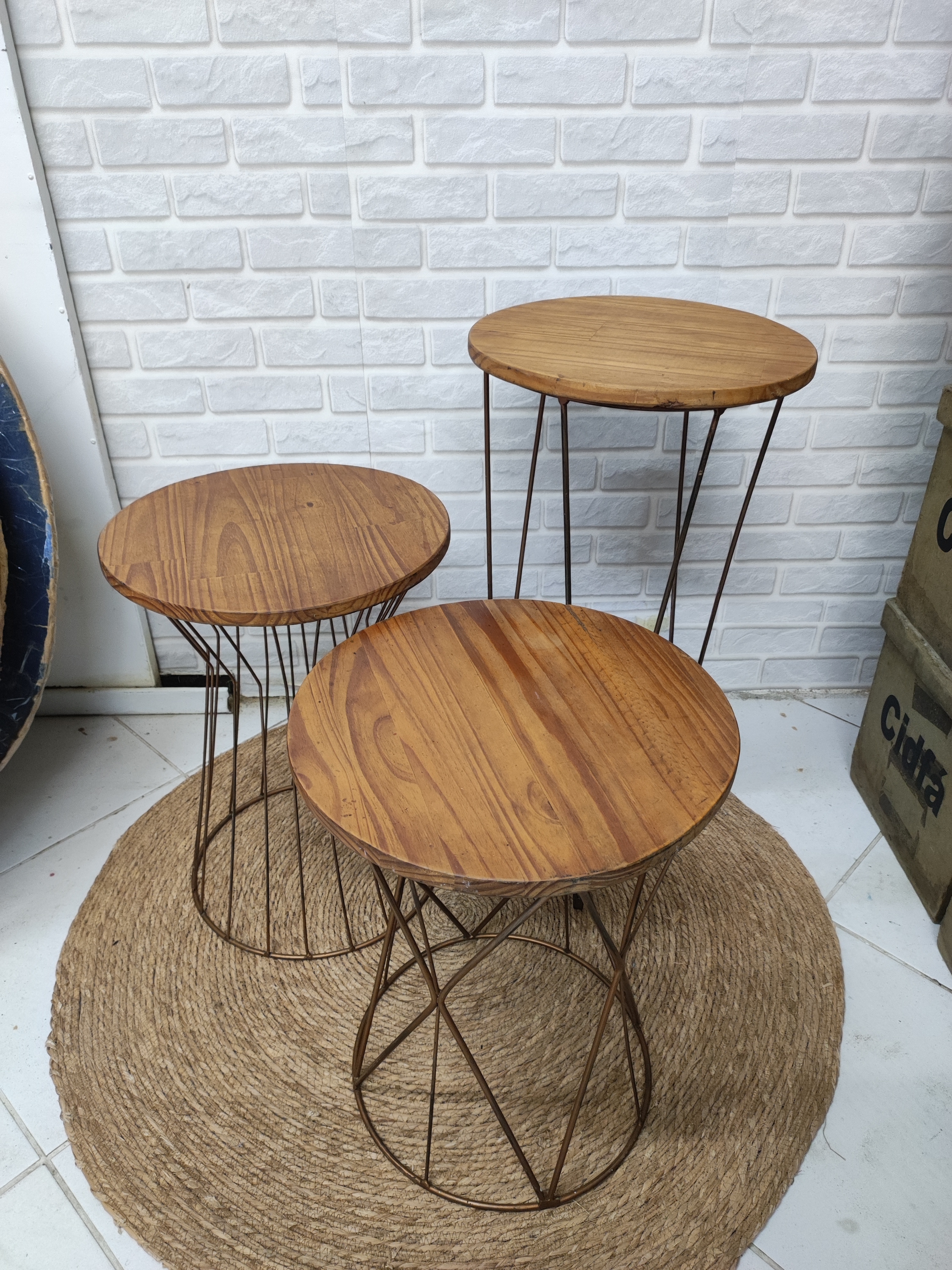 Trio de mesas redondas pinos rose gold 