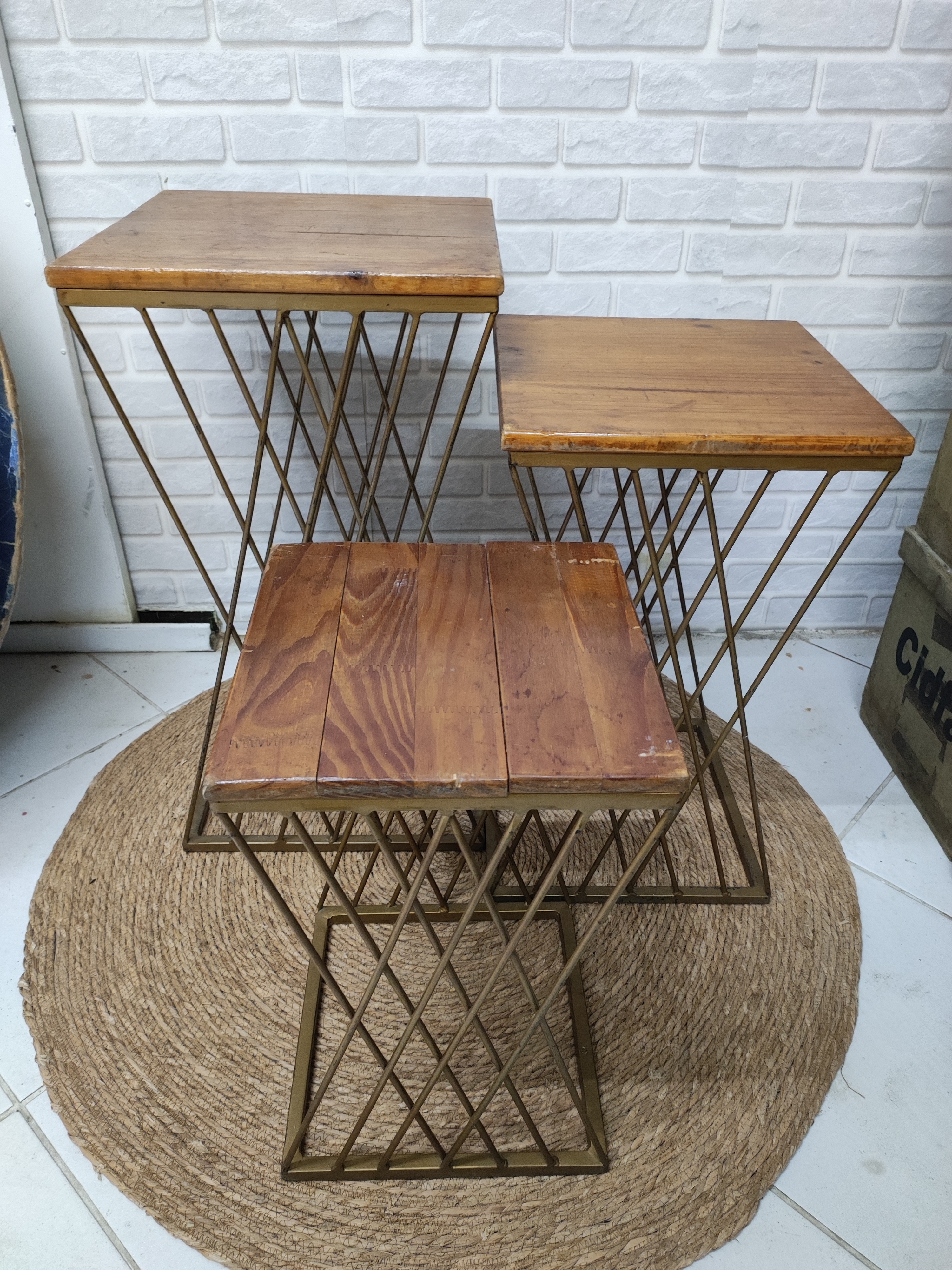 Trio de mesas treliças douradas 