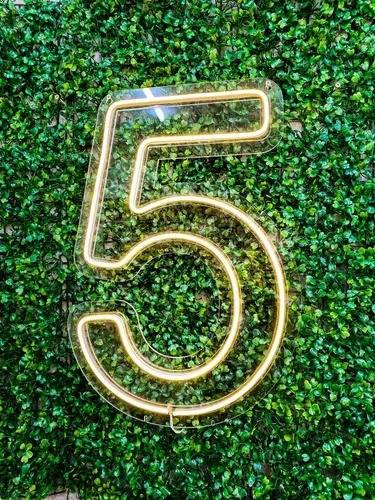 NUMERO 5 NEON