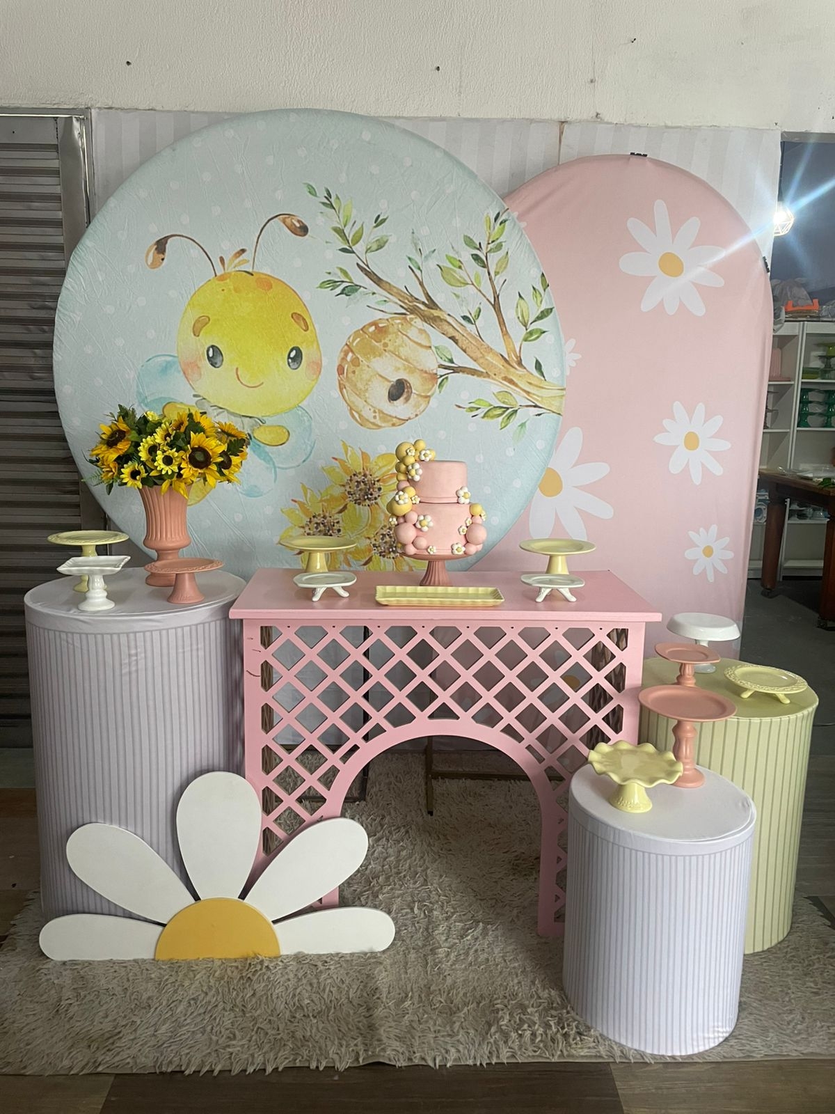 ABELHA COM MARGARIDAS 