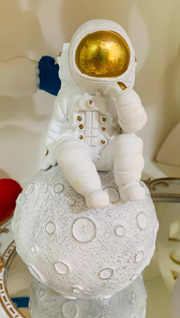 Astronauta Sentado na Lua Resina