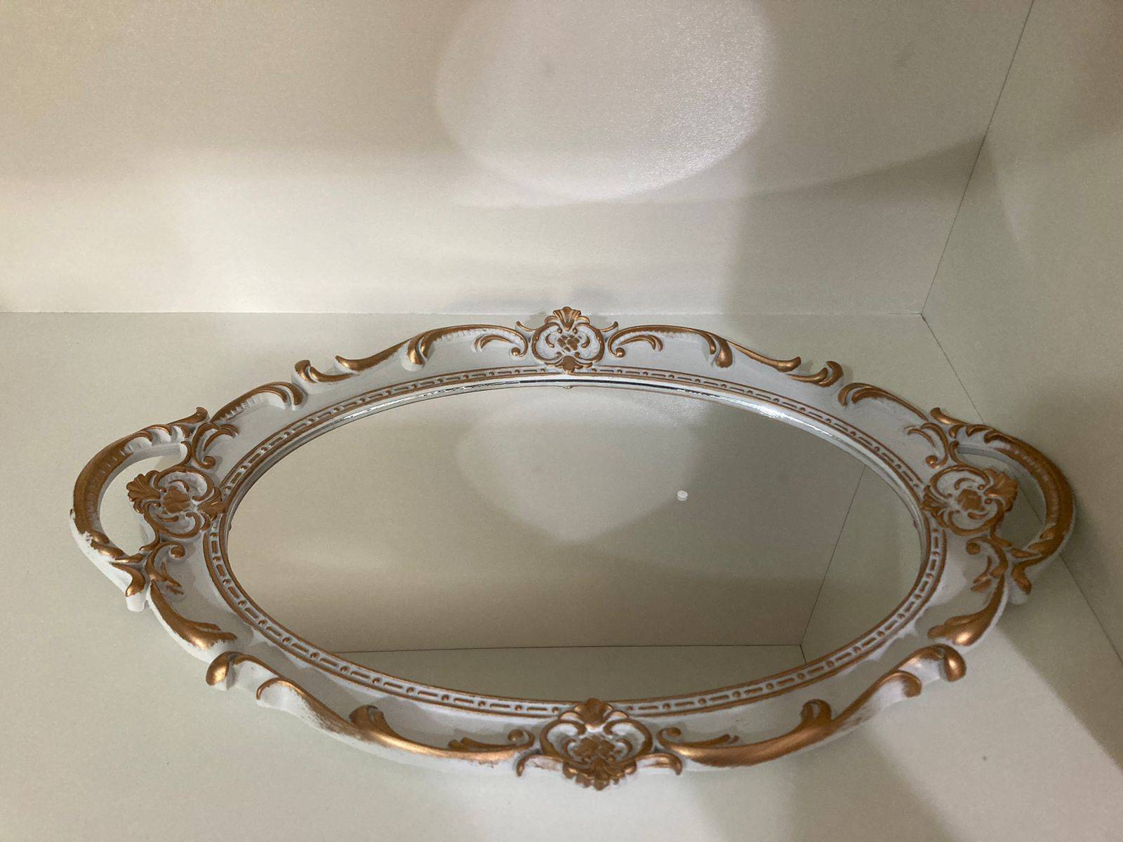 Bandeja Espelhada Oval Branco e Dourado