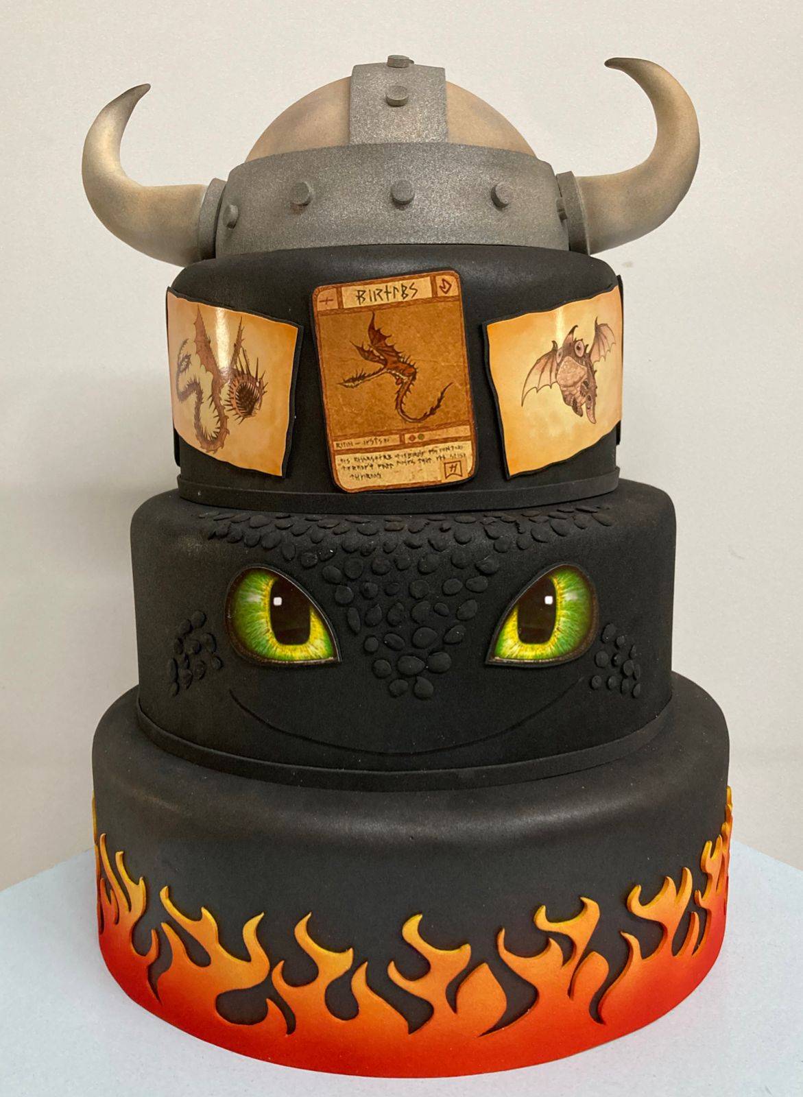 Bolo Fake Como Treinar o Seu Dragão - 3 andares