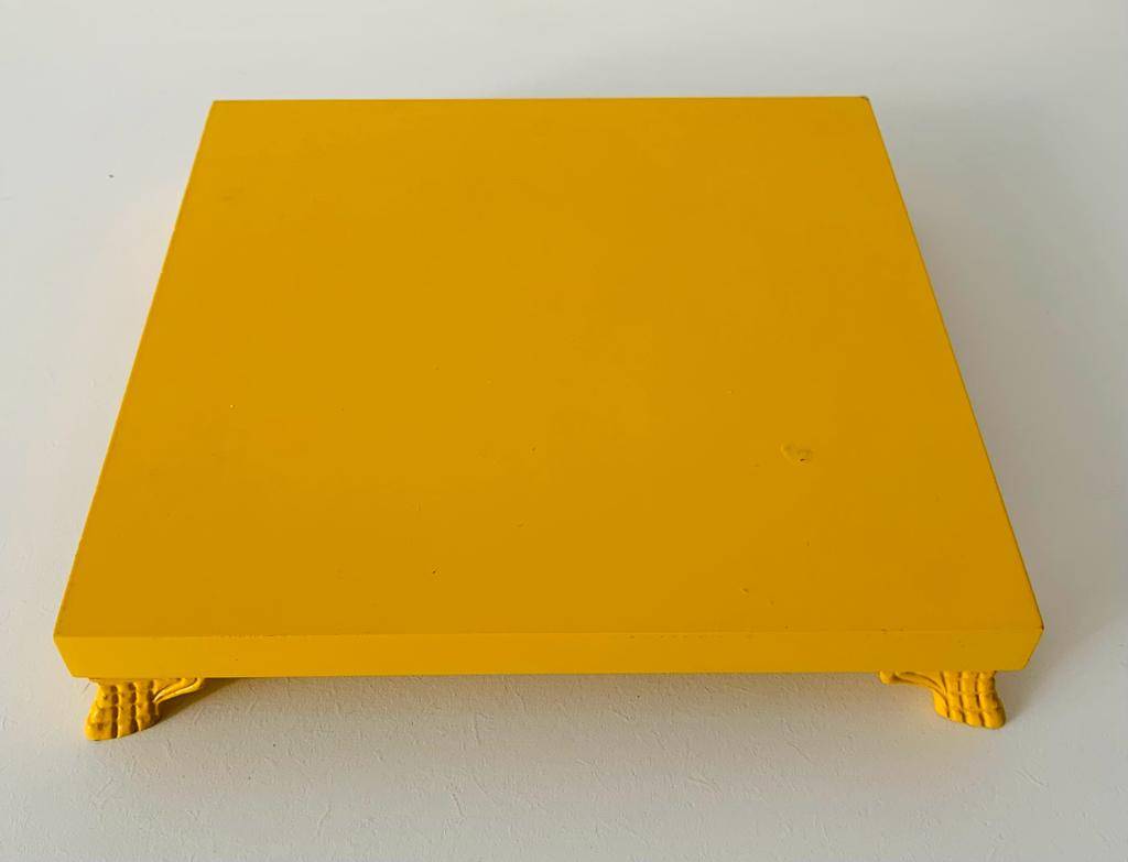 Bandeja DC Amarela Quadrada com Pés Detalhados