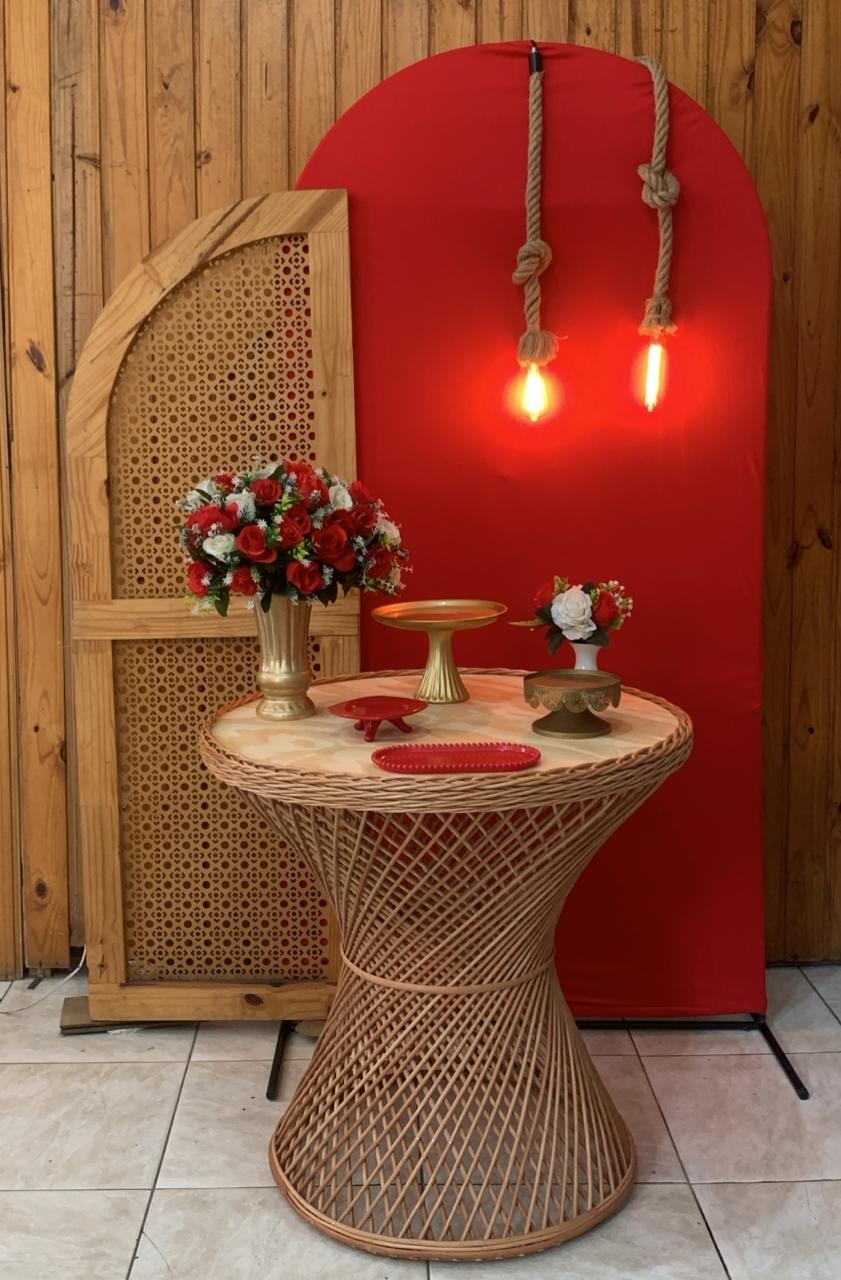 VERMELHO E DOURADO MINIMALISTA