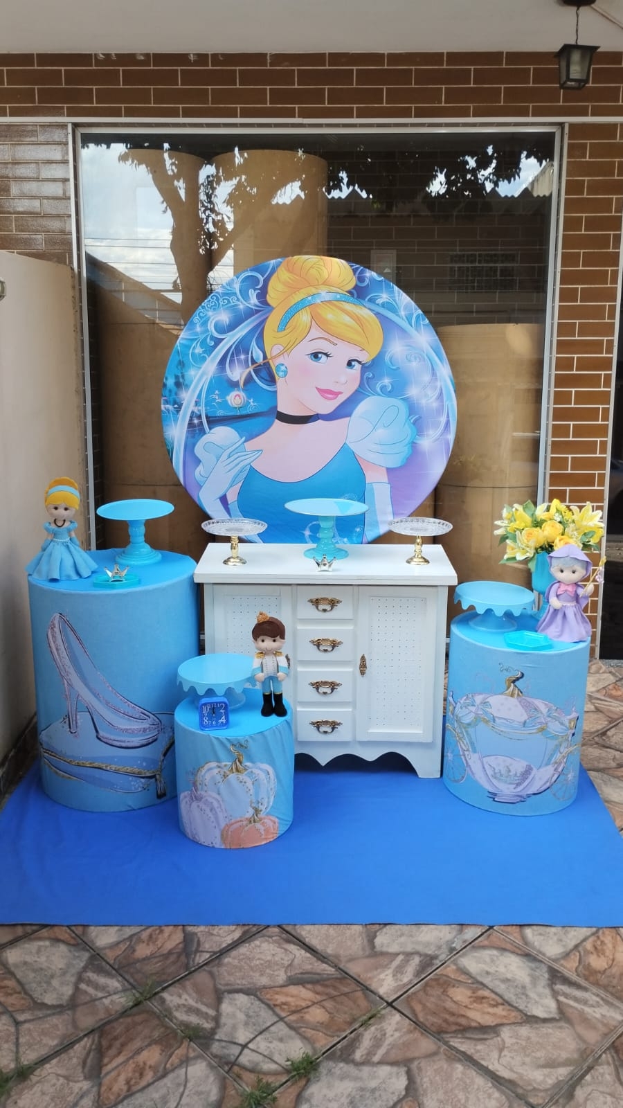 CINDERELA COM COMODA