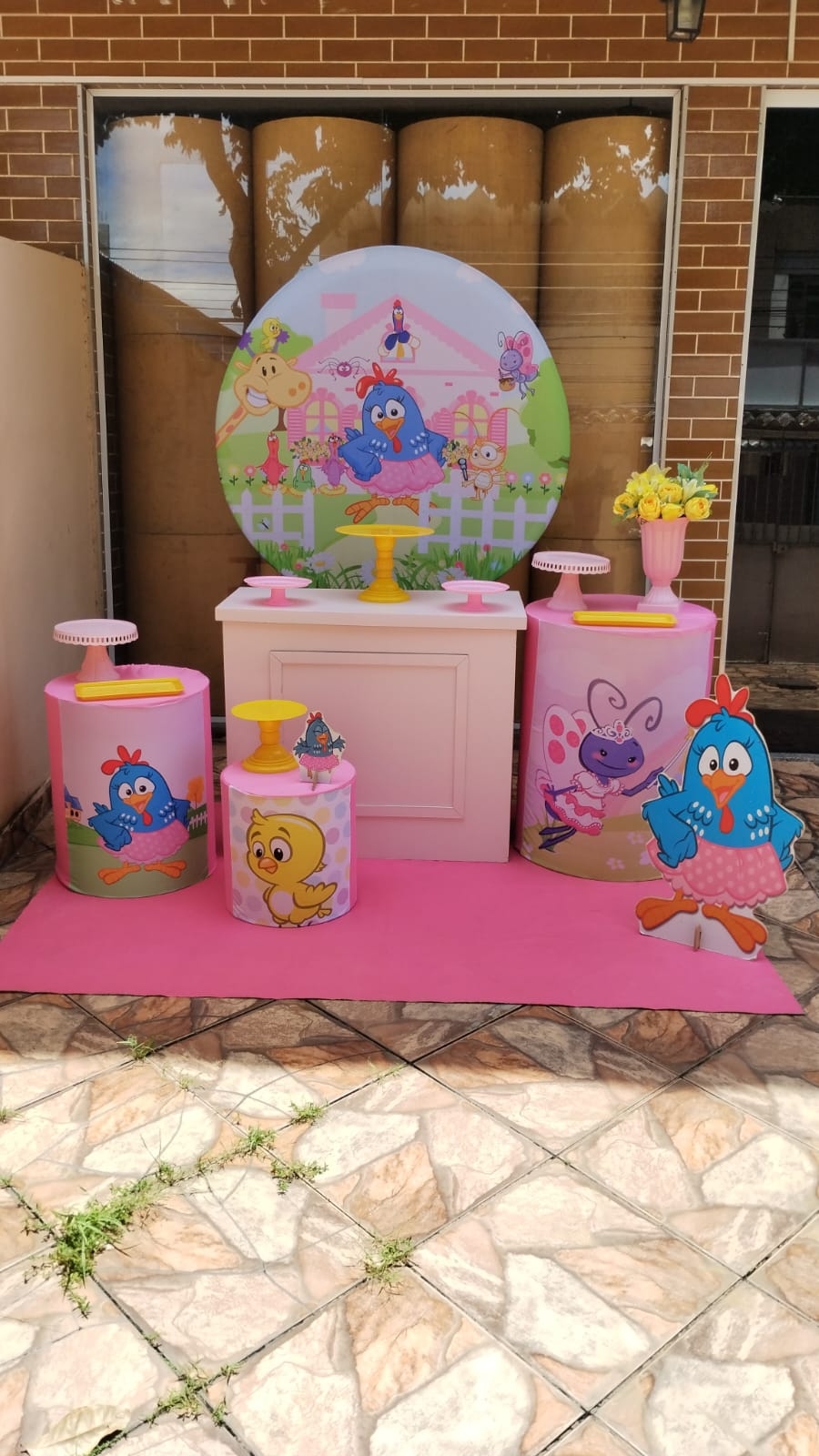 GALINHA PINTADINHA  ROSA COM CÔMODA