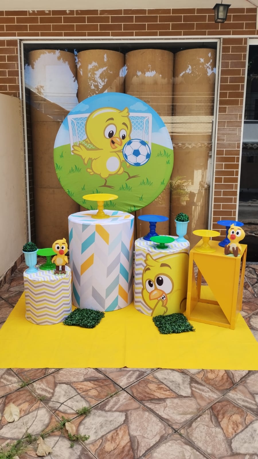 PINTINHO AMARELINHO MESA CUBO