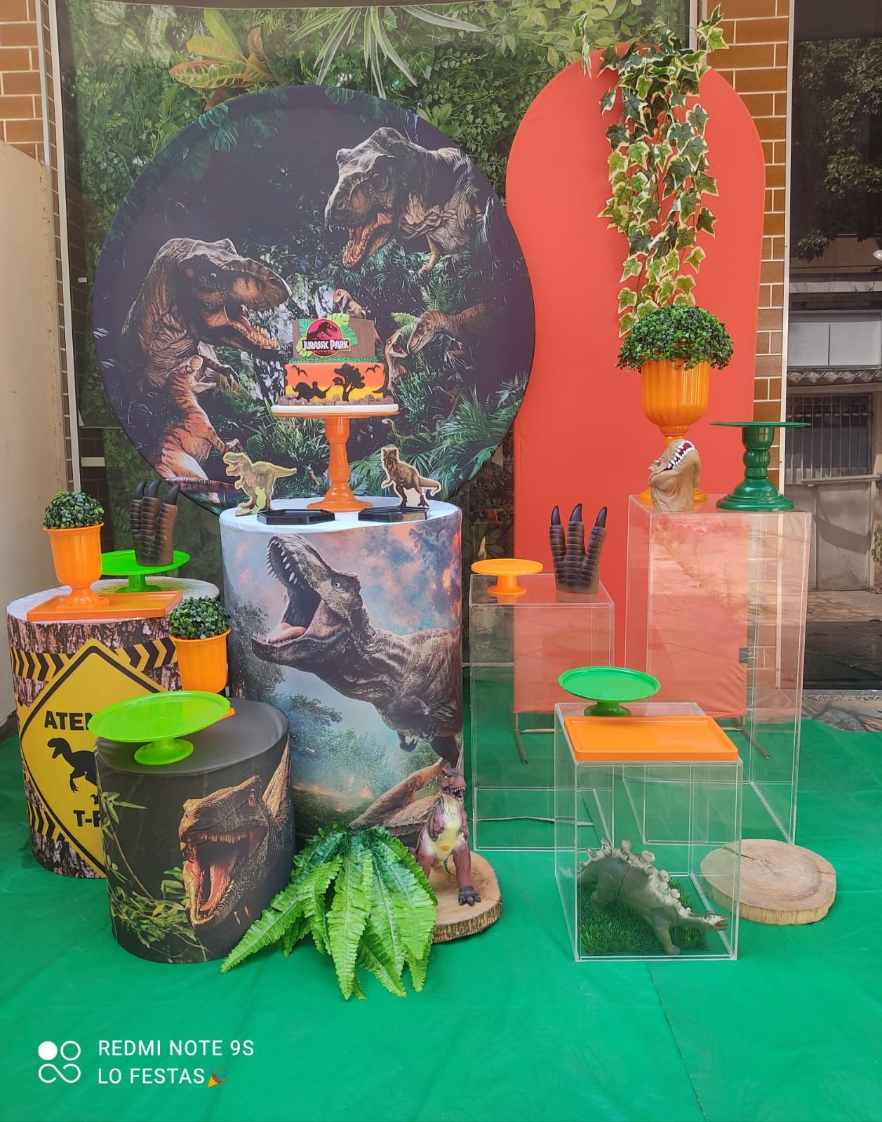 Dinossauros com mesa acrilica