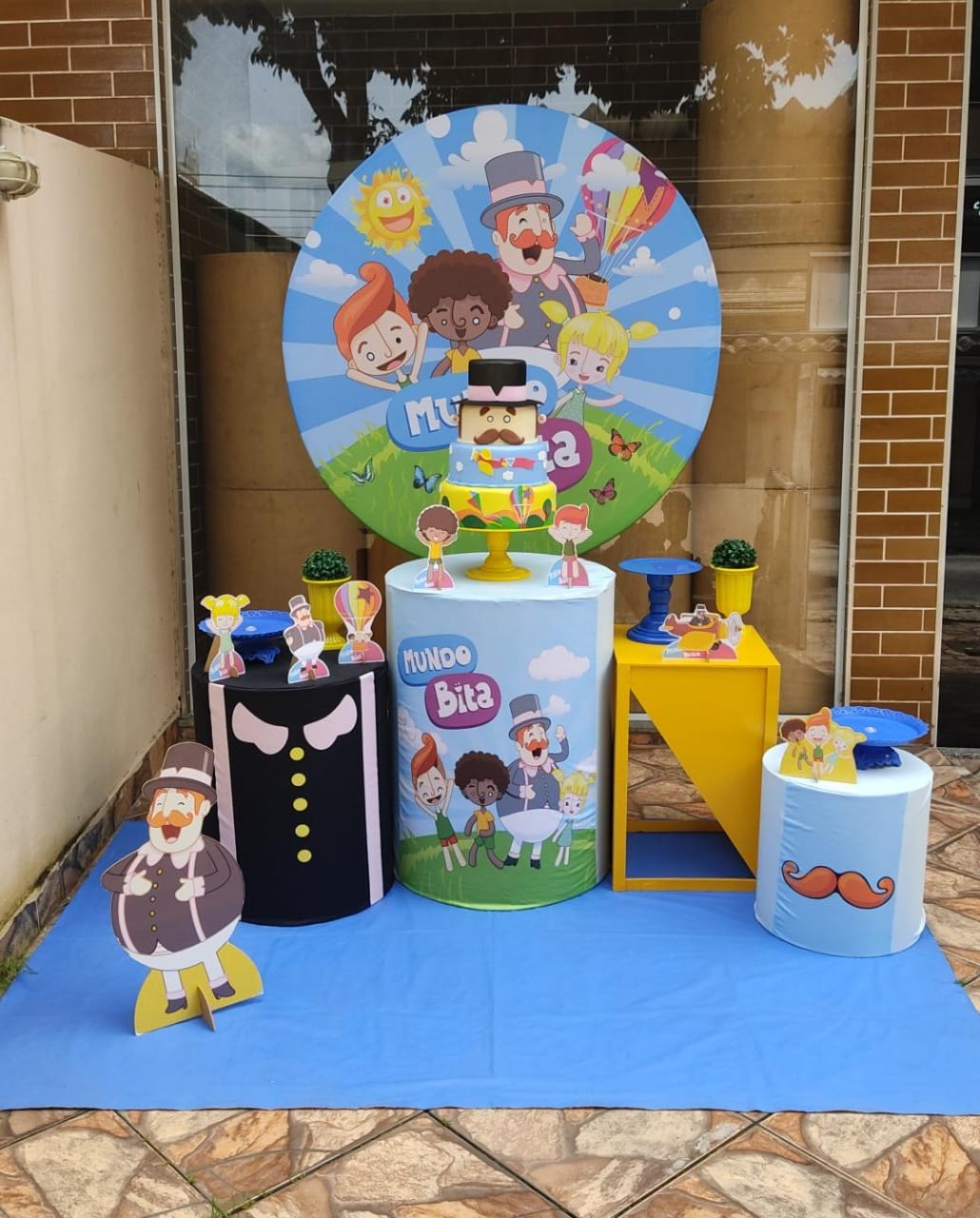 MUNDO BITA MENINO com MESA CUBO