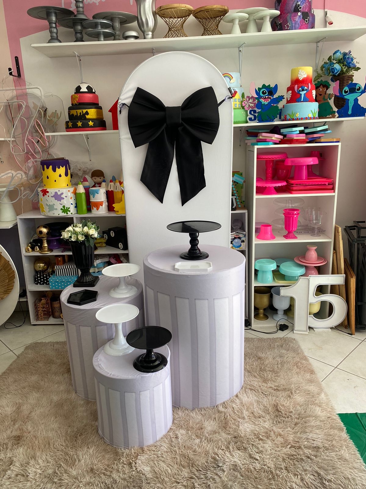 Romano branco com laço preto