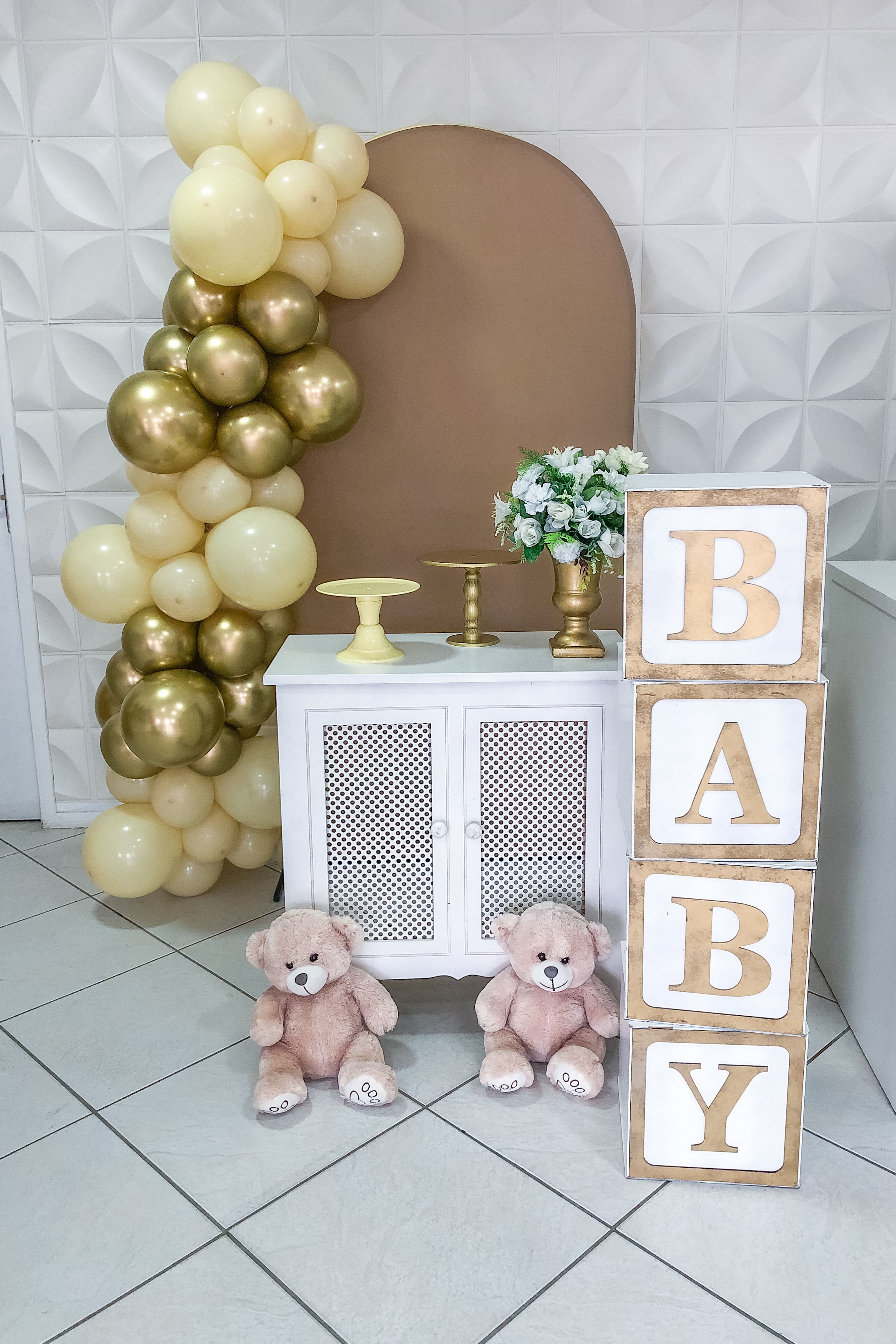 Chá de bebê bege e dourado 