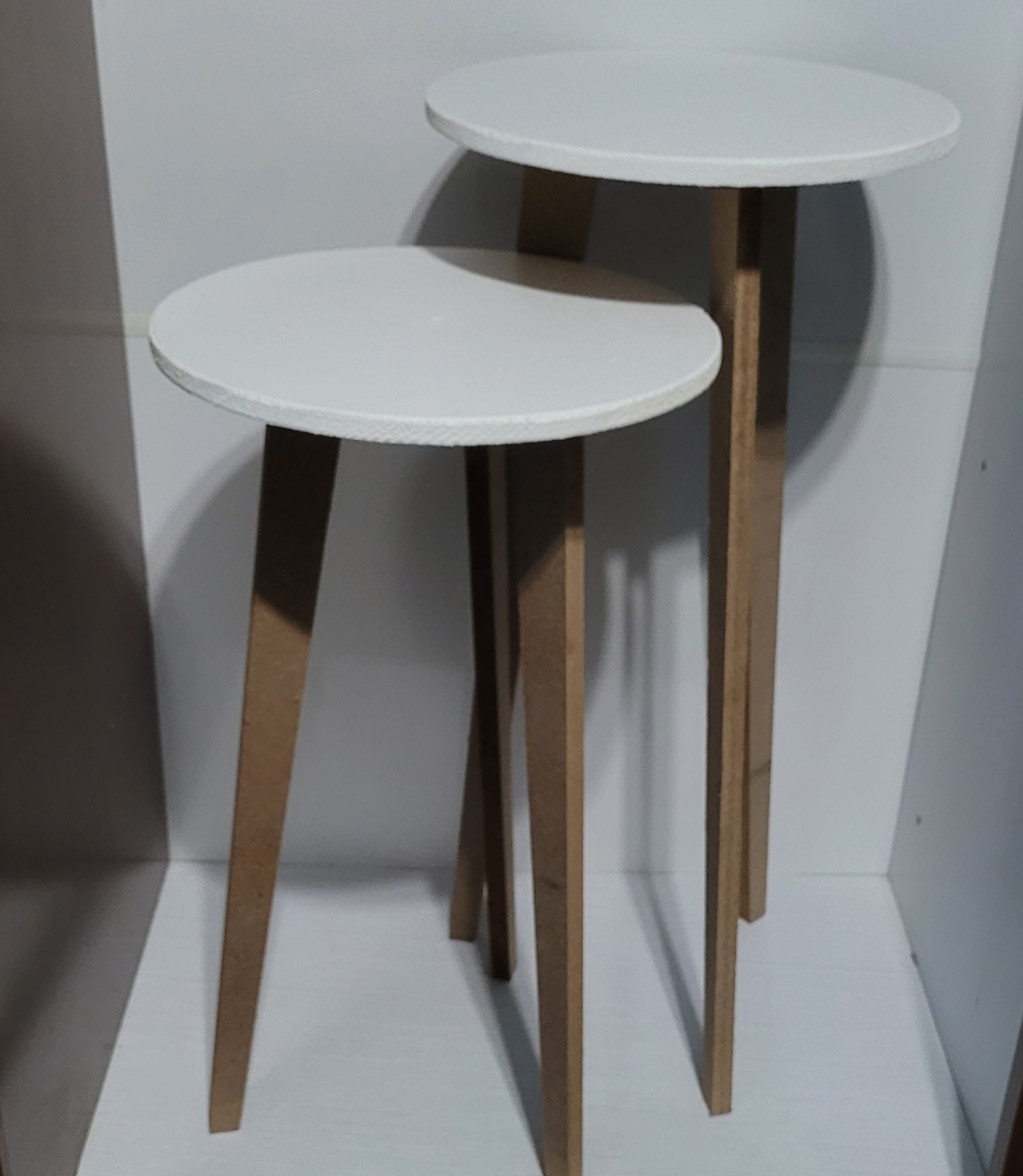 KIT 2 MESAS TAMPO REDONDO PERNAS PALITO